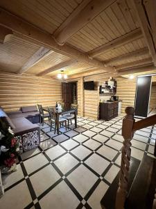 ein Wohnzimmer mit einem Tisch und einer Küche in der Unterkunft Oberig Apartmens in Worochta