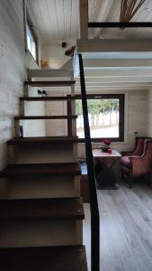 eine Treppe in einem winzigen Haus mit einem Wohnzimmer in der Unterkunft Tiny House Waldschmied 2 