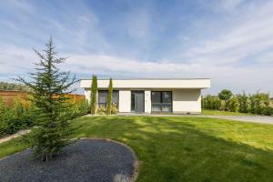 Vườn quanh Tóparti Villa, Jakuzzi,Luxus élmény a Szigetközben