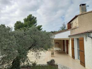 an external view of a house with a tree at La maison du bonheur in Beaumes-de-Venise