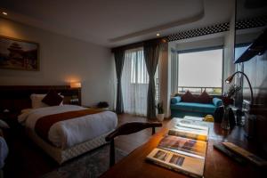 Hotel Sarathi客房内的一张或多张床位