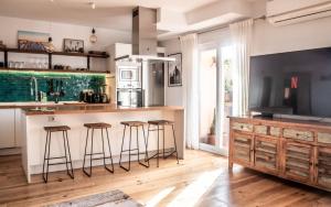 a kitchen with a counter with stools and a fishtank at AMARA Family & Surf with Oceanview and Pool in Tarifa +24 photos