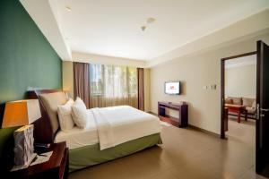 Postel nebo postele na pokoji v ubytování Swiss-Belhotel Rainforest