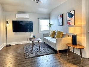 un soggiorno con divano e TV di Cozy Charm Studio W 2br I Fully Furnished a Midwest City