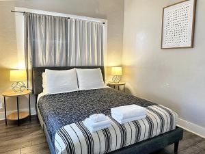 una camera da letto con un letto e due asciugamani di Cozy Charm Studio W 2br I Fully Furnished a Midwest City