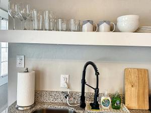un bancone della cucina con lavandino e rubinetto di Cozy Charm Studio W 2br I Fully Furnished a Midwest City