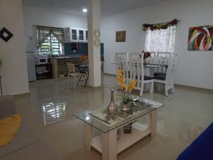 sala de estar con mesa y comedor en DaDaJuBa Aparta hotel, en Santa Bárbara de Samaná