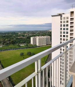 widok z balkonu budynku w obiekcie Wind Suites w mieście Tagaytay