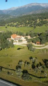 widok z powietrza na dom w polu w obiekcie Hotel Rural Finca Liceo w mieście Mijares