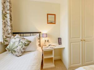 sypialnia z łóżkiem i stolikiem nocnym obok stołu w obiekcie 2 Bed in Wasdale SZ515 w mieście Nether Wasdale
