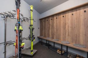 Chalet Lea في زيرمات: غرفة خزانة مع الزحافات ومعدات التزلج