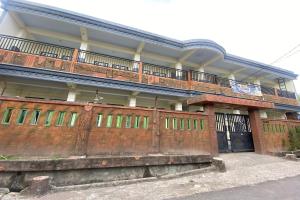 ein Backsteingebäude mit Balkon darüber in der Unterkunft OYO Life 93401 Kos Putri Alamanda Syariah in Tjakranegara