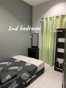 um quarto com uma cama e um espelho em homestayfidagerik em Gerik