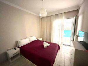 sypialnia z łóżkiem z wypchanym zwierzakiem w obiekcie Marina Apartmets w Salonikach