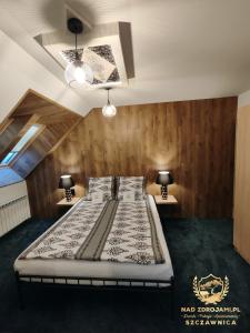 1 cama grande en una habitación con 2 lámparas en Szczawnica Residence "Nad Zdrojami" - In the Heart of Recreation 691-739-603 en Szczawnica