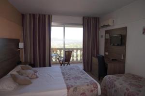 Postel nebo postele na pokoji v ubytování Logis Hotel Le Col De L'ange