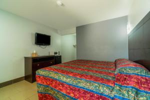 Postel nebo postele na pokoji v ubytování Xpress Inn & Extended Stays