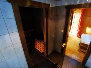 una habitación vacía con espejo en una habitación en Hide in the nature – cozy lakeside saunacottage, en Rannaküla