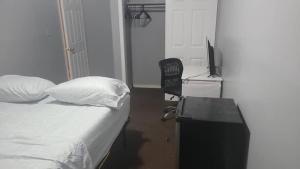 Gallery image of Room in a Beach House with Queen bed in a landlord hosted three bedroom apartment in Edgemere