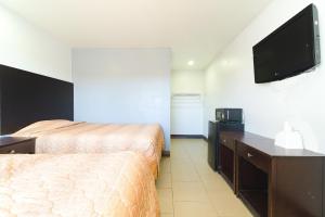 TV a/nebo společenská místnost v ubytování Xpress Inn & Extended Stays