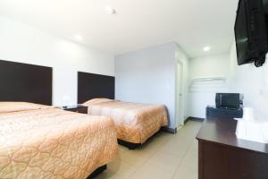 Postel nebo postele na pokoji v ubytování Xpress Inn & Extended Stays