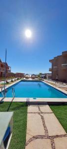 une grande piscine éclairée dans l'établissement Green Beach Camp & Hotel, à Nuweiba