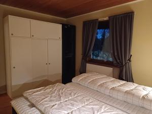 1 dormitorio con cama y ventana en Kiruna accommodation Läraregatan 19 b, en Kiruna