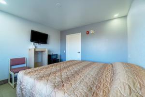 TV a/nebo společenská místnost v ubytování Xpress Inn & Extended Stays