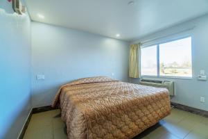 Postel nebo postele na pokoji v ubytování Xpress Inn & Extended Stays