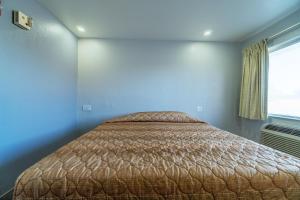 Postel nebo postele na pokoji v ubytování Xpress Inn & Extended Stays