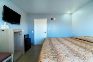 TV a/nebo společenská místnost v ubytování Xpress Inn & Extended Stays