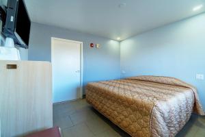 Postel nebo postele na pokoji v ubytování Xpress Inn & Extended Stays
