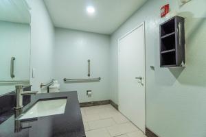 TV a/nebo společenská místnost v ubytování Xpress Inn & Extended Stays