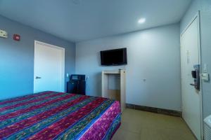 TV a/nebo společenská místnost v ubytování Xpress Inn & Extended Stays