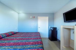 Postel nebo postele na pokoji v ubytování Xpress Inn & Extended Stays