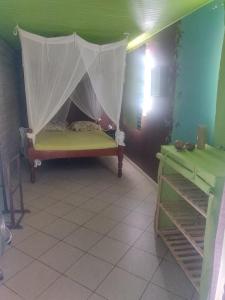 Ein Bett oder Betten in einem Zimmer der Unterkunft T3 atypique le carbet