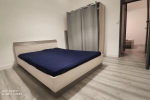 1 dormitorio con 1 cama con colchón azul en Appartement avec un grand parking, en Montélimar