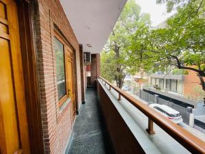 un balcón vacío de un edificio con ventana en Fortune Home Service Apartment 4Bhk,D-36, Saket en Nueva Delhi