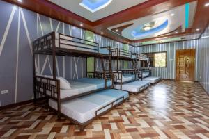 3 literas en una habitación con techo en Greenridge Resort, en Candelaria