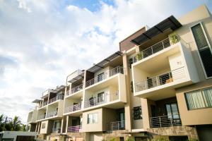 een appartementencomplex met balkons bij Entire Luxury 3 BR condo for rent - Flic-en-Flac - Close to Beach in Flic-en-Flac