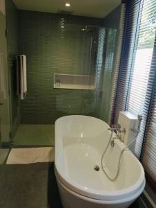 Koupelna v ubytování Pranaluxe Pool Villa Holiday Home