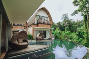 una casa con piscina accanto a una casa di Amazing 1 Bedroom Villa in Ubud ad Ubud