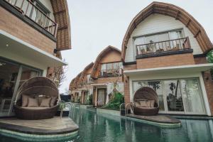 uma casa com uma piscina em frente em Amazing 1 Bedroom Villa in Ubud em Ubud