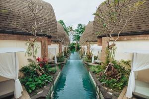 烏布的住宿－Amazing 1 Bedroom Villa in Ubud，建筑物中间的水道