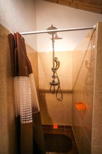La salle de bains est pourvue d'une douche avec rideau de douche. dans l'établissement Suite da Casa da Avó, à Marvão