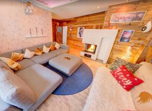 Posedenie v ubytovaní DMG - 'Large, Luxurious Ground Floor' Apartment