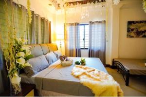 een woonkamer met een bed en een bank bij Spacious House in Talamban, Cebu City in Cebu City