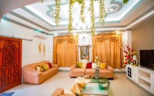 sala de estar con 2 sofás y TV en Spacious House in Talamban, Cebu City, en Cebú