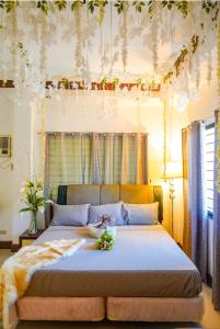 Un dormitorio con una cama grande con flores. en Spacious House in Talamban, Cebu City, en Cebú