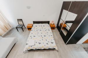 um quarto com uma cama e um espelho em Studio Piata Amzei NR.1 (17 A) em Bucareste